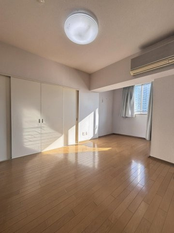 南西向きの洋室約7.5帖　画像は入居者様の家具をCGで消した画像であり、現況と異なる可能性がございます