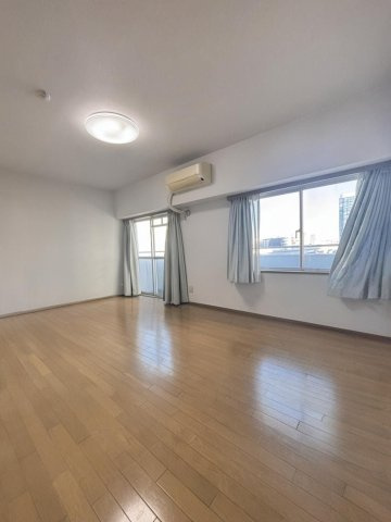 北東向きの洋室約8.5帖　画像は入居者様の家具をCGで消した画像であり、現況と異なる可能性がございます