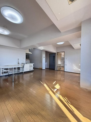 南西向きのリビングダイニング約16.0帖　本画像は入居者様の家具をCGで消した画像であり、現況と異なる可能性がございます