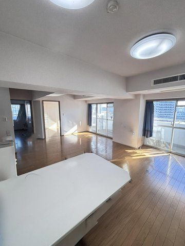 南西向きのリビングダイニング約16.0帖　本画像は入居者様の家具をCGで消した画像であり、現況と異なる可能性がございます