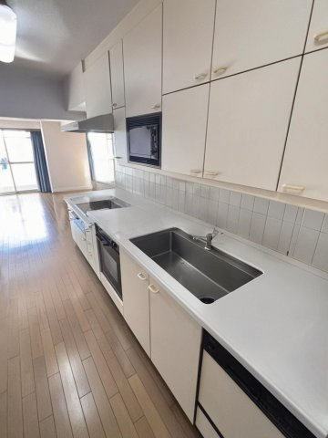 約5.0帖のキッチン　画像は入居者様の家具をCGで消した画像であり、現況と異なる可能性がございます