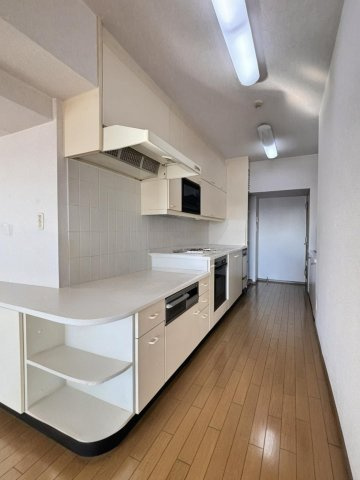 約5.0帖のキッチン　画像は入居者様の家具をCGで消した画像であり、現況と異なる可能性がございます