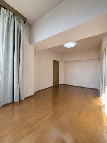 南西向きの洋室約7.5帖　画像は入居者様の家具をCGで消した画像であり、現況と異なる可能性がございます