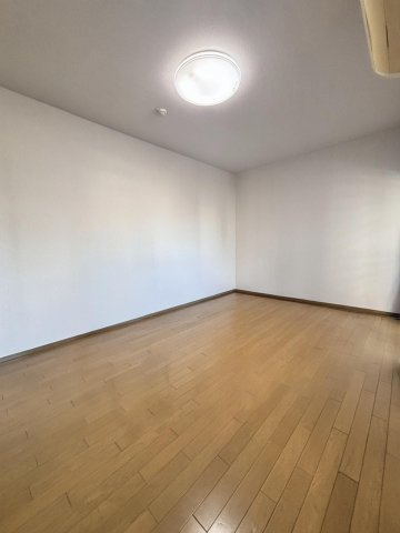 北東向きの洋室約8.5帖　画像は入居者様の家具をCGで消した画像であり、現況と異なる可能性がございます