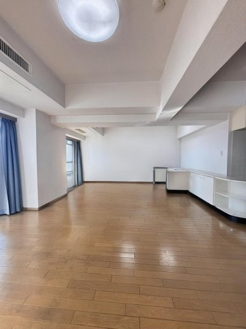 南西向きのリビングダイニング約16.0帖　本画像は入居者様の家具をCGで消した画像であり、現況と異なる可能性がございます