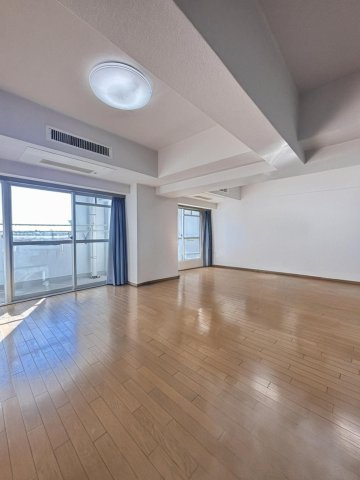 南西向きのリビングダイニング約16.0帖　本画像は入居者様の家具をCGで消した画像であり、現況と異なる可能性がございます