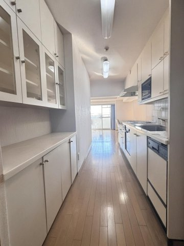 約5.0帖のキッチン　画像は入居者様の家具をCGで消した画像であり、現況と異なる可能性がございます