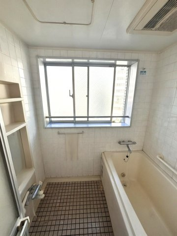 浴室乾燥機付浴室　窓有　画像は入居者様の家具をCGで消した画像であり、現況と異なる可能性がございます