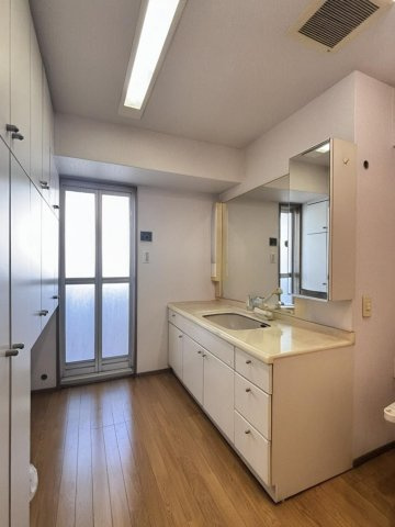 洗面台　画像は入居者様の家具をCGで消した画像であり、現況と異なる可能性がございます