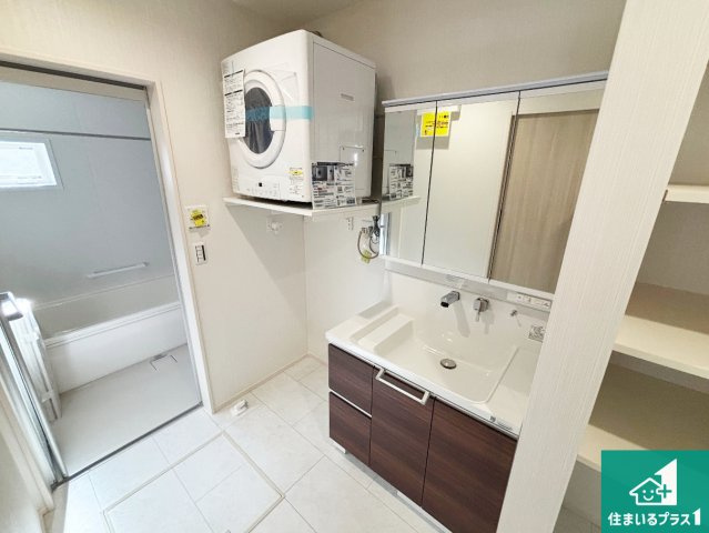 10(土)11(日)12(祝)現地説明会開催中　奈良市芝辻町の独立洗面台|清潔感のある洗面台です。フラットな鏡は掃除がしやすく毎日清潔！鏡裏には収納があるのでスッキリとした洗面台が保てます。