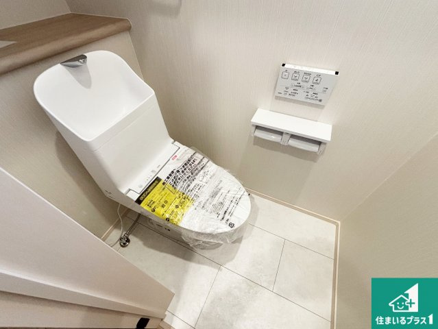 10(土)11(日)12(祝)現地説明会開催中　奈良市芝辻町のトイレ|1・2階の2ヶ所にあるので、朝の忙しい時間の順番待ちもなく、深夜の利用にも大変便利です。