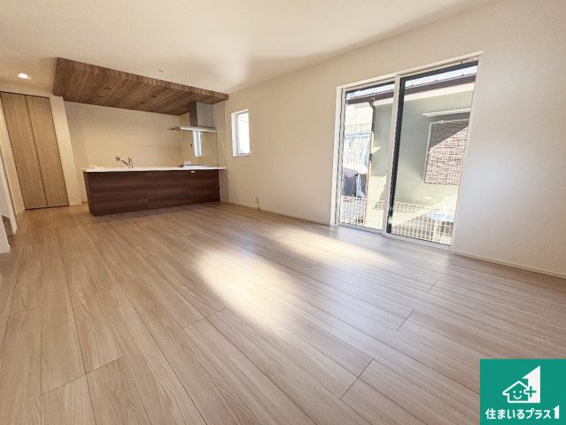 10(土)11(日)12(祝)現地説明会開催中　奈良市芝辻町の居間・リビング|日当たり良好の明るいリビングで朝の目覚めもスッキリできそう！対面キッチンでご家族のコミュニケーションも自然と増える設計！小さなお子様が遊ぶスペースを作っても広々とくつろげるLDK！