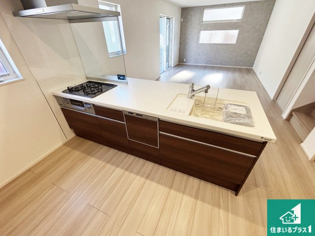 10(土)11(日)12(祝)現地説明会開催中　奈良市芝辻町のキッチン|リビングと統一感があり、使い勝手のいいキッチン。広々としているので、二人並んで作業が出来ちゃいます。お子様と一緒に色々なお料理に挑戦できるスペースがあります。