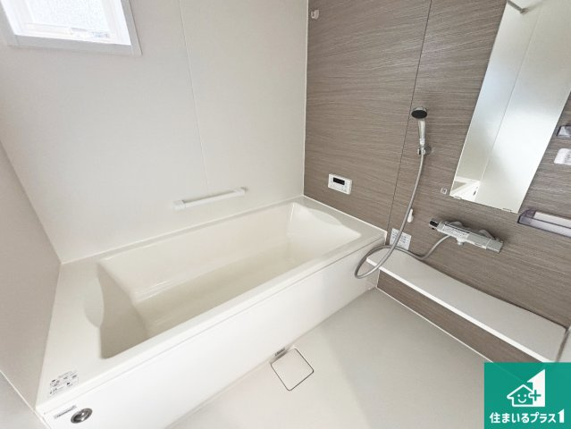 10(土)11(日)12(祝)現地説明会開催中　奈良市芝辻町の浴室|足をゆったり伸ばして寛げる浴槽です。窓が設けられていますので差し込む光が明るく穏やかな雰囲気にしてくれます♪浴室乾燥機も設置しているので、雨の日の洗濯物も安心です♪