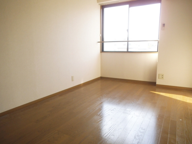 浮間パークサイドハイツの居間・リビング|寝室は広々7.5帖！