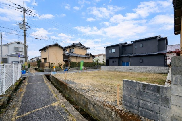 山田出口町の前面道路含む現地写真|徒歩５分圏内にはスーパーやコンビニなどの施設が揃っております！周辺施設も合わせてご案内いたします♪（R8.1撮影）