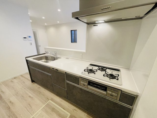 山田出口町の完成予想図|【施工例】
食器洗乾燥機や3コンロ、グリルが備え付けのシステムキッチンで毎日のお料理が楽しめちゃう！