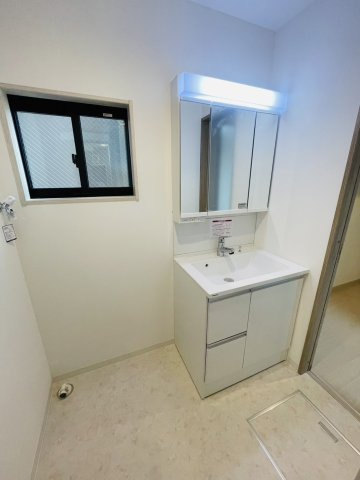 山田出口町の完成予想図|【施工例】
1日の始まりの朝、歯磨きをしたりメイクや髪をセットしたり…使いやすさが考えられた洗面です。シャワー付水栓で洗面台での掃除に嬉しいですね♪