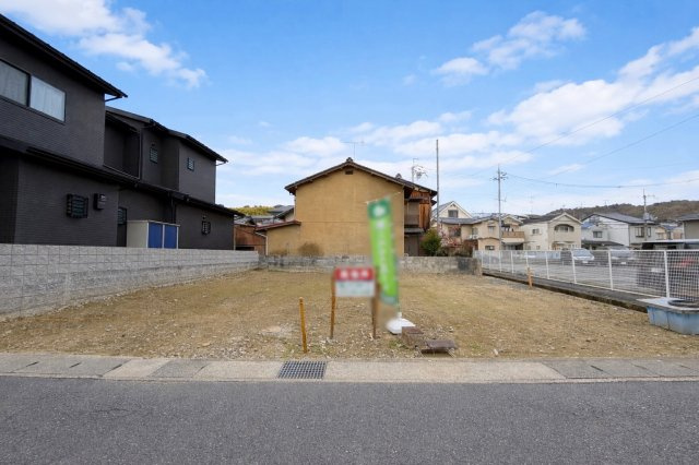 山田出口町の前面道路含む現地写真|約４５.３３坪の広々したお土地です！存在感あるマイホームに♪
北側は水路となっております。通行人との距離が生まれる為、窓を作った際もプライバシーが確保でき安心ですね♪（R8.1撮影）
