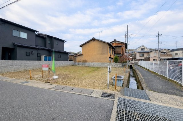 山田出口町の前面道路含む現地写真|北側は駐車場につき、高さのある建物がなく開放感が感じられます♪（R8.1撮影）