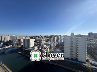 【展望】 | 眼前に広がる空の雄大さと、このお部屋の自慢の一つである「眺望」をご覧ください。毎日、この景色を独り占めできる新生活に夢が広がります。～即日のご見学可能～　お問合せはお気軽にどうぞ。