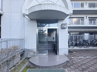 【エントランス】 | お客様を、そして住人を出迎えてくれるマンションのエントランス。ゴミが落ちていないことからも、管理状態の良さや住民の節度の高さが見て取れます。～即日のご見学可能～　お問合せはお気軽にどうぞ。