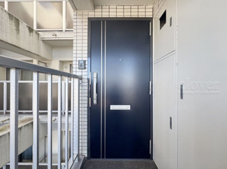 【その他共用部分】 | ダブルロック式の玄関ドアが皆様をお出迎え。お部屋のセキュリティの観点からも、うれしい設備ですね。玄関の色もシックで良い感じです。～即日のご見学可能～　お問合せはお気軽にどうぞ。