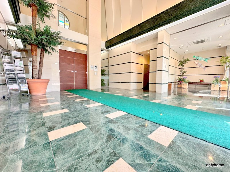 ロイヤルパークスなんば　仲介手数料無料のロビー