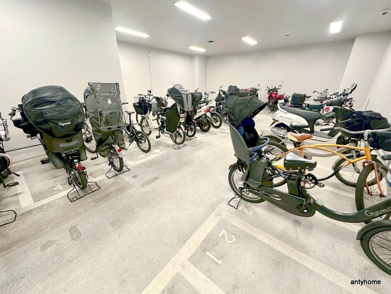 ロイヤルパークスなんば　仲介手数料無料の駐車場