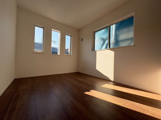 【価格改定】京都市伏見区羽束師鴨川町の洋室|スタイリッシュな縦長窓のある2面採光の洋室です◎
