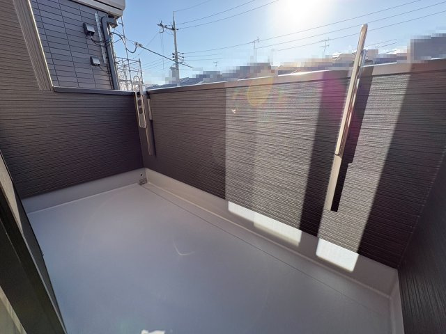 【価格改定】京都市伏見区羽束師鴨川町のバルコニー|広さのあるバルコニーは、洗濯物をたくさん乾かせます！