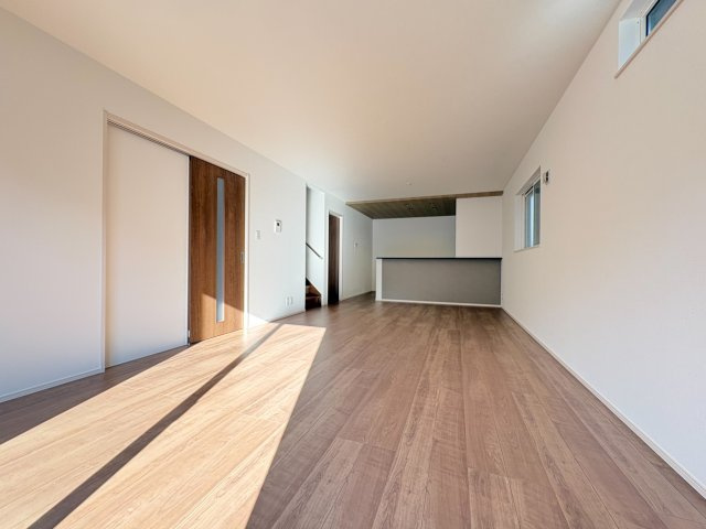【価格改定】京都市伏見区羽束師鴨川町の居間・リビング|広々とした約21帖のリビングです！