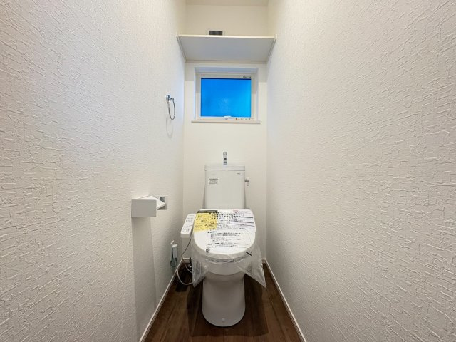 【価格改定】京都市伏見区羽束師鴨川町のトイレ|窓があるトイレは明るく、通風も良好です。