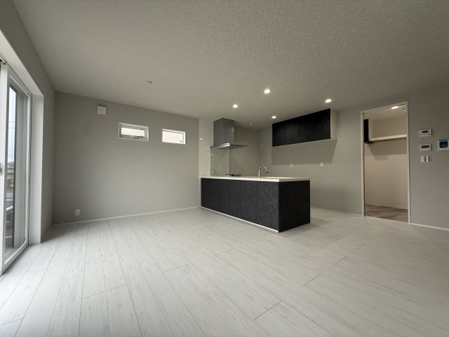 匝瑳市八日市場ロA区／太陽光発電システム付　新築一戸建の居間・リビング