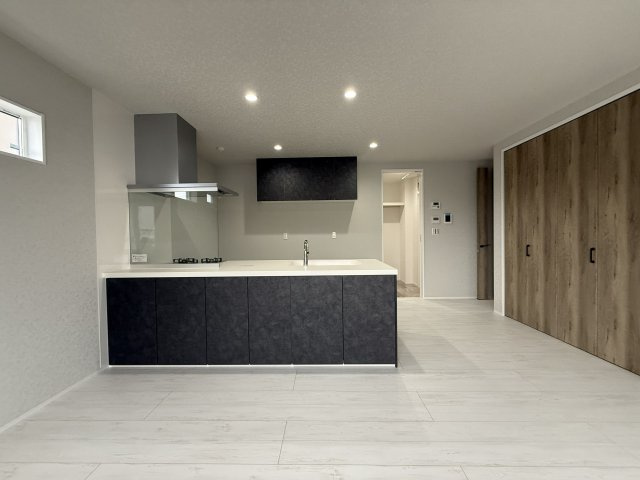 匝瑳市八日市場ロA区／太陽光発電システム付　新築一戸建の居間・リビング