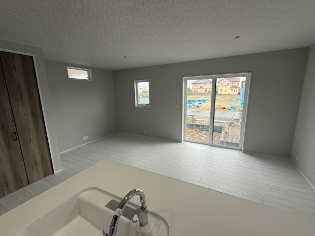 匝瑳市八日市場ロA区／太陽光発電システム付　新築一戸建の居間・リビング