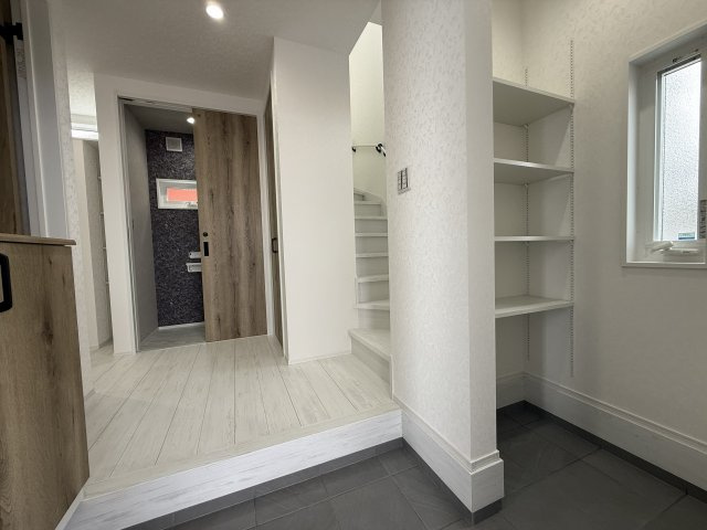 匝瑳市八日市場ロA区／太陽光発電システム付　新築一戸建の玄関