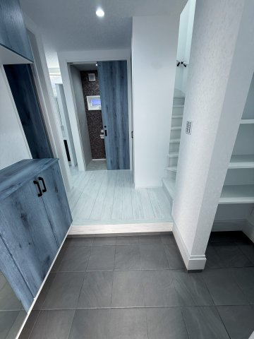 匝瑳市八日市場ロA区／太陽光発電システム付　新築一戸建の玄関