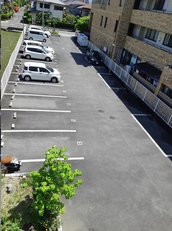 グロリア白川の駐車場