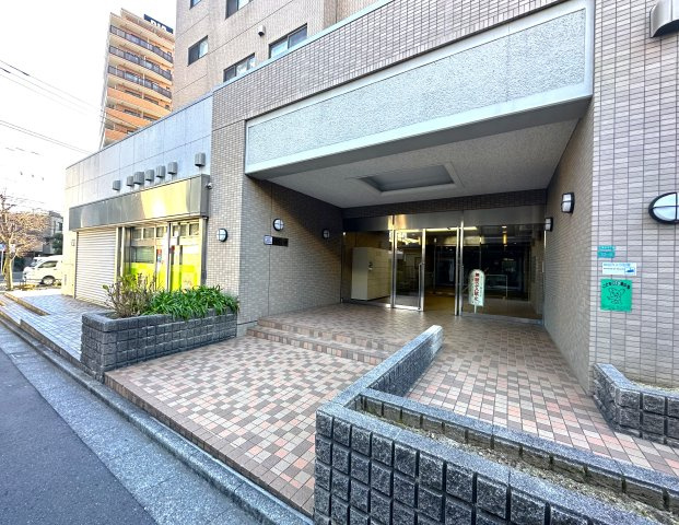 ソネット上池袋のエントランス|やわらかな光が優しく包み込み、美しいラインが際立つエントランス空間。一歩足を踏み入れると、日常の喧騒が静まり、心が整う時間が訪れます。毎日の帰宅が心地よく、暮らしに上質なリズムをもたらしてくれます。