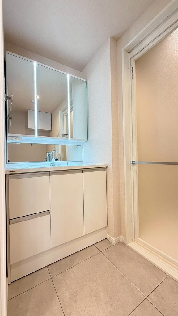 矢向第３ダイヤモンドマンションの独立洗面台|独立洗面台、小物を置くことができて便利です