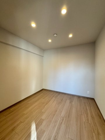 ネオステージ門真の洋室|約4.5帖の洋室でLDKに隣接しているため子供部屋にオススメです。