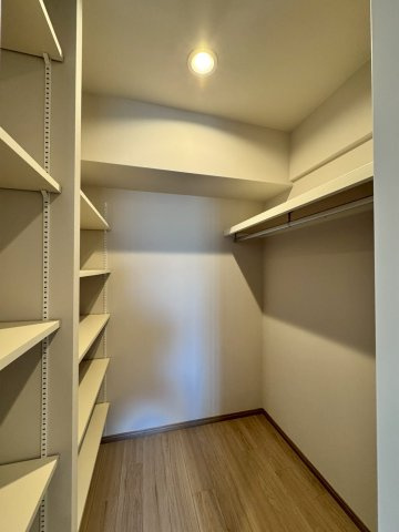 ネオステージ門真の収納|ウォークインクローゼットは棚が豊富でハンガーパイプも付いておりたっぷり収納できそう。