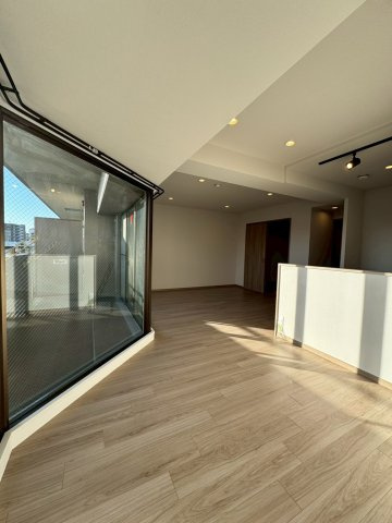 ネオステージ門真の居間・リビング|オートロック付きマンションでセキュリティも安心です。