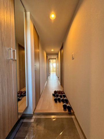 ネオステージ門真の玄関|全身鏡付きのシューズボックスで大容量収納可能です。