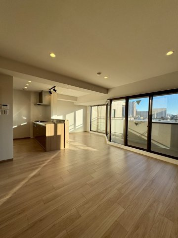 ネオステージ門真の居間・リビング|約16.9帖のLDKで広々住空間です。