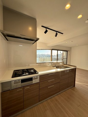 ネオステージ門真のキッチン|対面式キッチンでご家族の会話も弾みます。