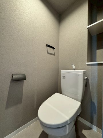 ネオステージ門真のトイレ|棚付きのトイレです。温水洗浄便座付きです。