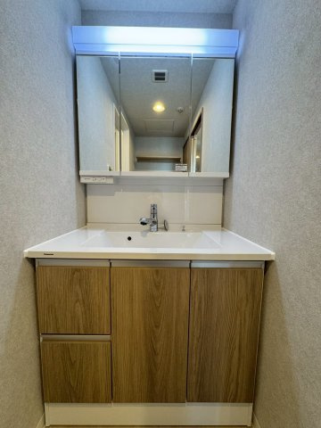 ネオステージ門真の独立洗面台|三面鏡付きの洗面台です。