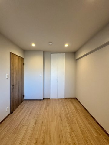 ネオステージ門真の洋室|ウォークインクローゼット付きの約6帖の洋室です。